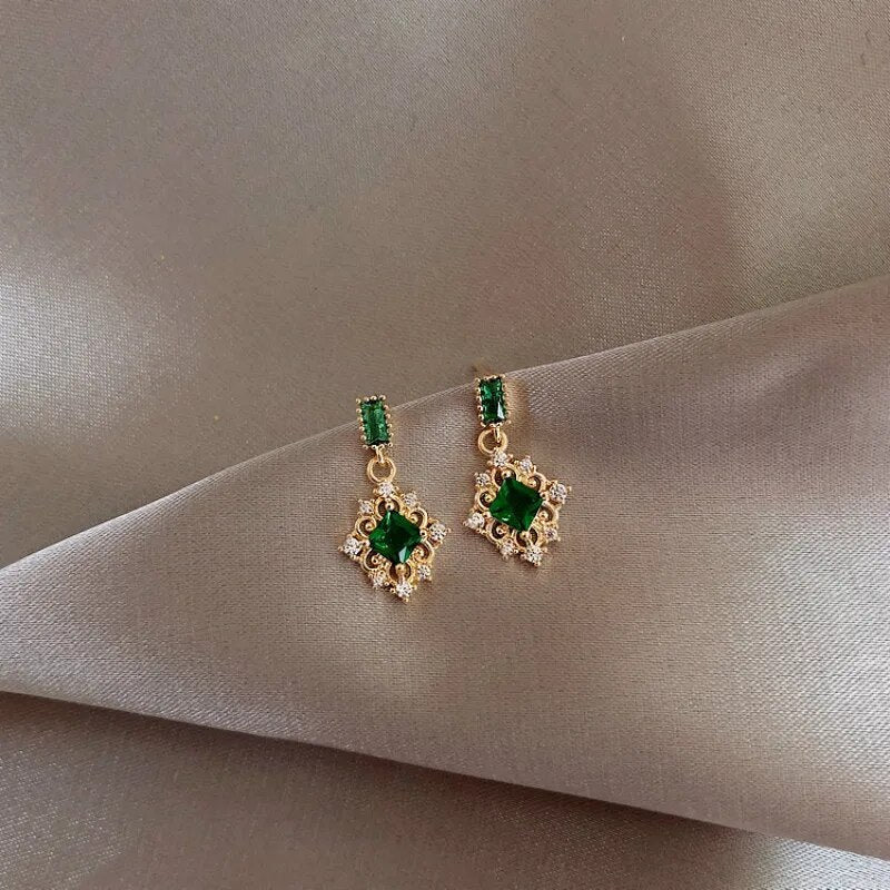 Adriana | Stylish earrings with sparkling green crystals