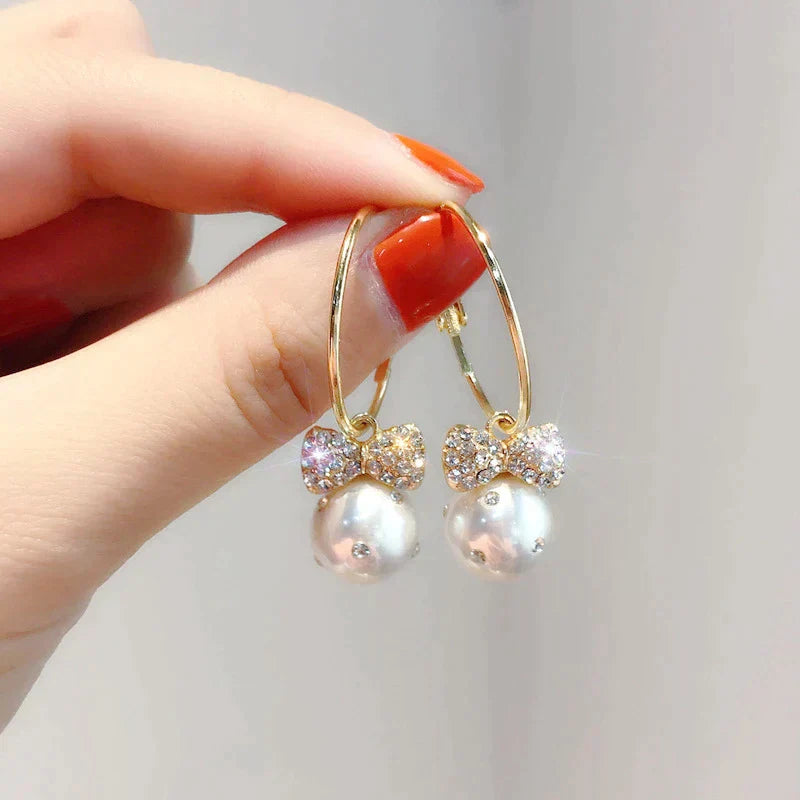 Belinda | Elegant gold earrings with sparkling pearls