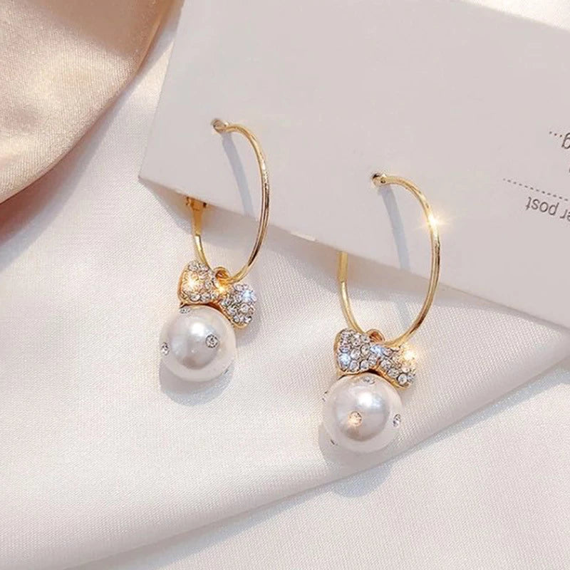 Belinda | Elegant gold earrings with sparkling pearls
