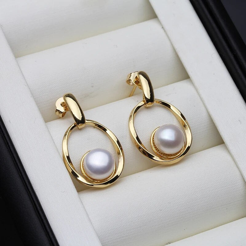 Reina | Timeless, elegant gold earrings with luxurious pearls