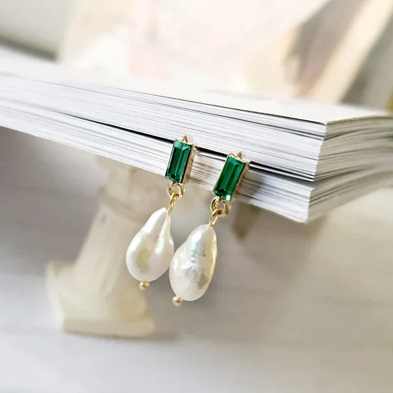 Brenda | Elegant gold earrings with sparkling pearls and precious green zirconia