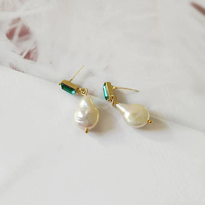 Brenda | Elegant gold earrings with sparkling pearls and precious green zirconia