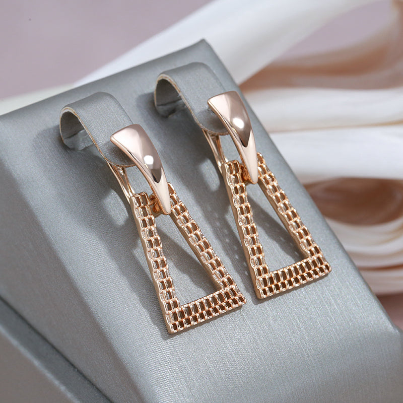 Xenia | Elegant geometric earrings with sparkling zirconia in a sophisticated gold design