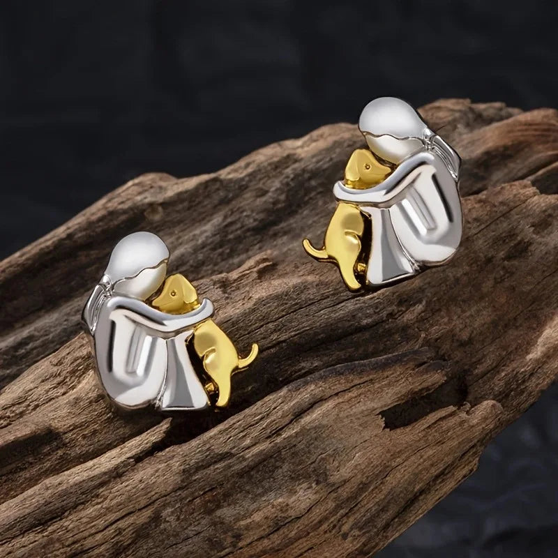 Paola | Hug earrings in silver and gold.