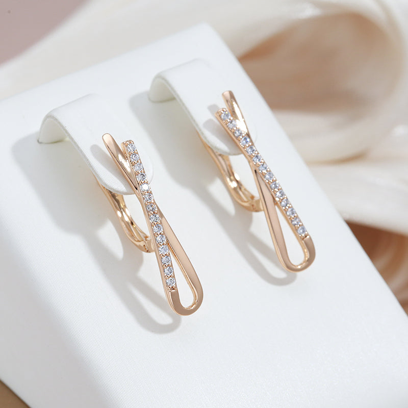 Wend | Elegant gold earrings with sparkling diamonds in a cross design