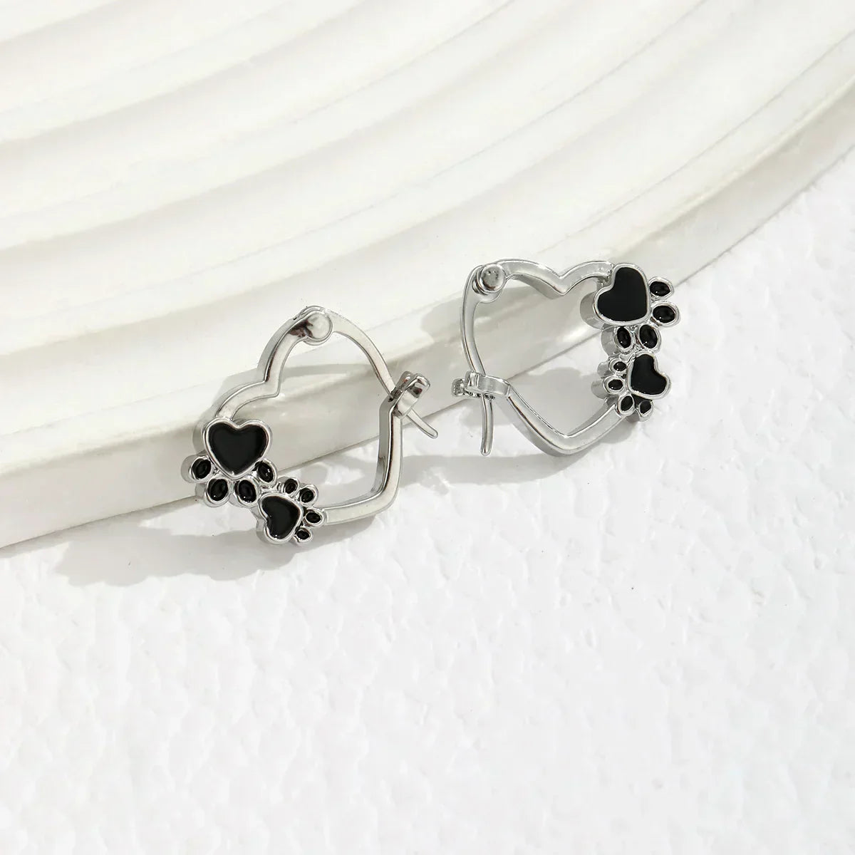 Olga | Hoop earrings with heart & paw in silver look and black enamel for a stylish look