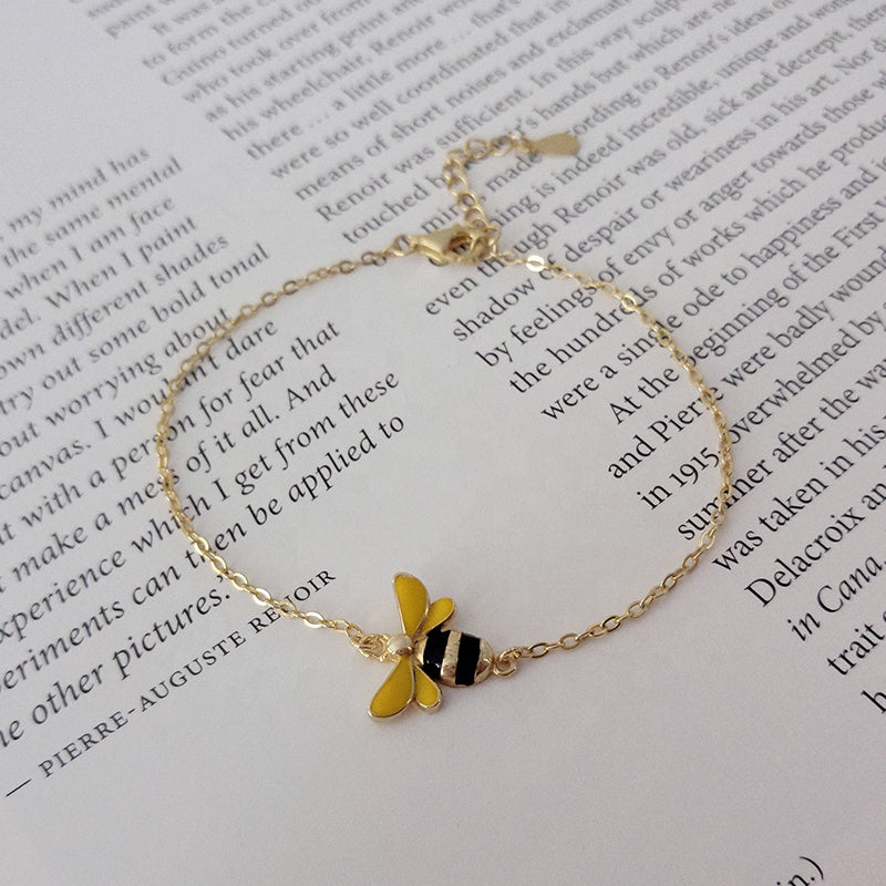 Úrsula | BEEA – Elegant Queen Bee Bracelet Accessory