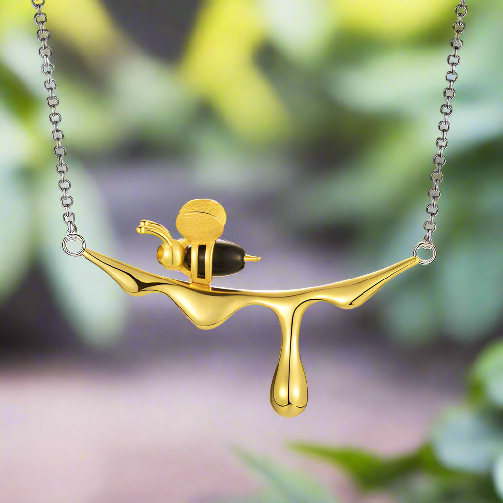 Luisa | MELINA – Elegant dripping honey & bee necklace for nature lovers