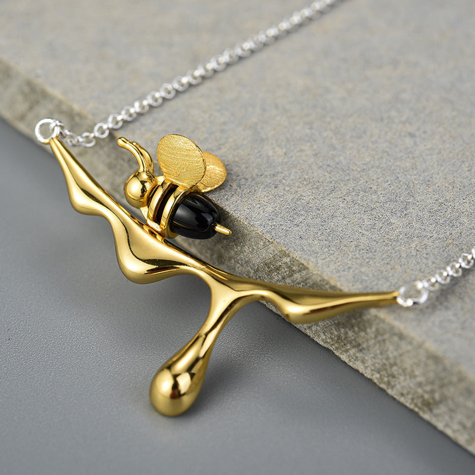 Luisa | MELINA – Elegant dripping honey & bee necklace for nature lovers