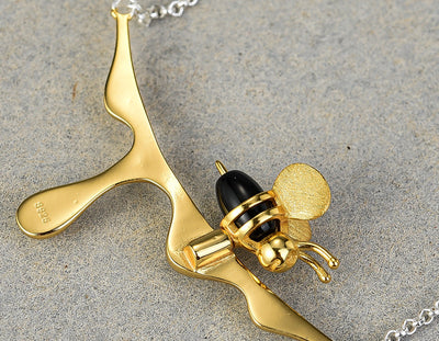 Luisa | MELINA – Elegant dripping honey & bee necklace for nature lovers