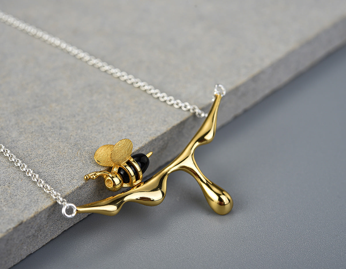 Luisa | MELINA – Elegant dripping honey & bee necklace for nature lovers