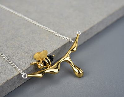 Luisa | MELINA – Elegant dripping honey & bee necklace for nature lovers