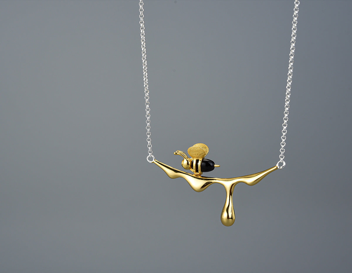 Luisa | MELINA – Elegant dripping honey & bee necklace for nature lovers