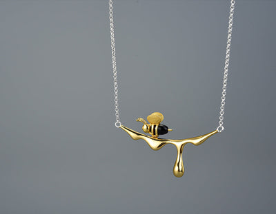 Luisa | MELINA – Elegant dripping honey & bee necklace for nature lovers