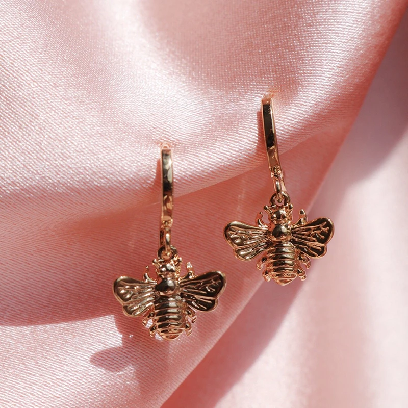 Fabiana | Elegant gold bee earrings for a sparkling look.