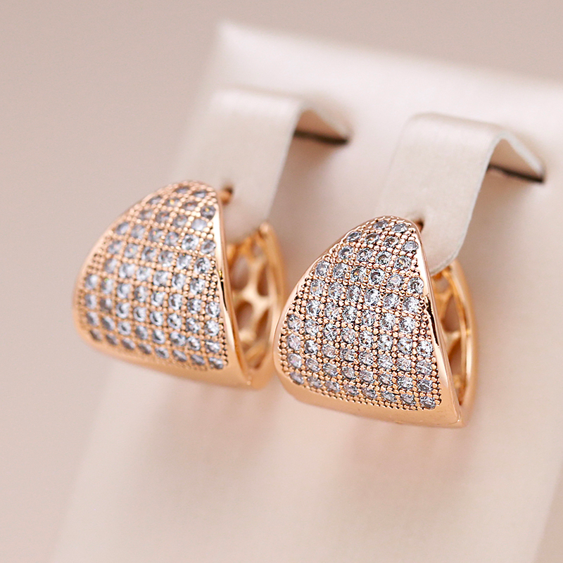 Keira | Small, shiny gold earrings for a touch of elegance