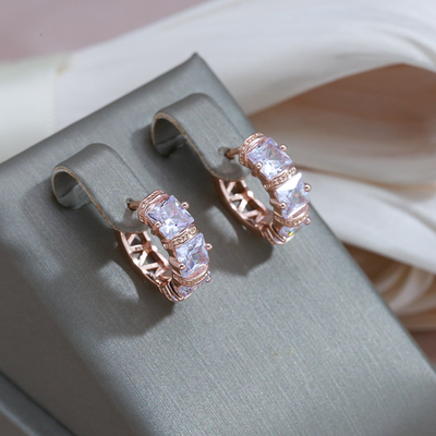 Zaida | Glamorous earrings with sparkling gold-colored crystals