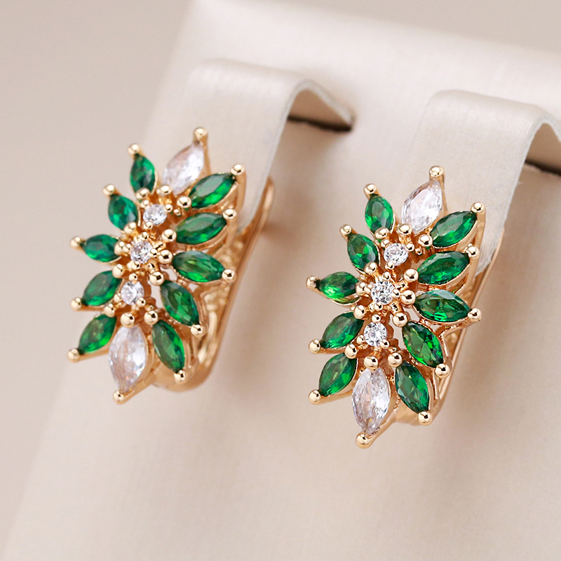 Jessica | Fascinating earrings with white and green crystals, surrounded by elegant gold.
