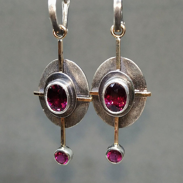Marina | Earrings with radiant garnet crystal made of high-quality sterling silver