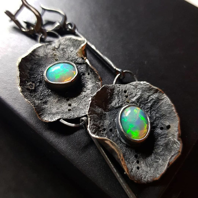 Alba | Earrings with shimmering green opal and sparkling silver