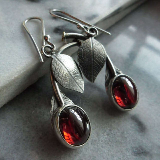 Julia | Earrings with bright red crystals