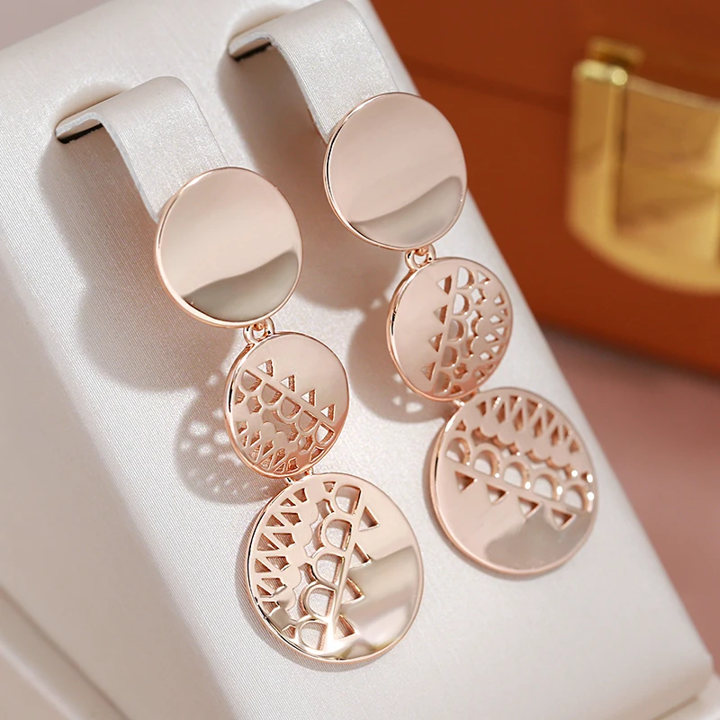 Amira | Glamorous round gold earrings for a touch of elegance