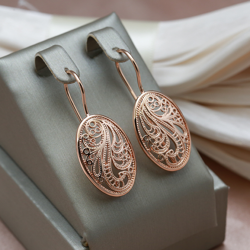 Brianna | Glamorous, shimmering gold earrings for a touch of elegance