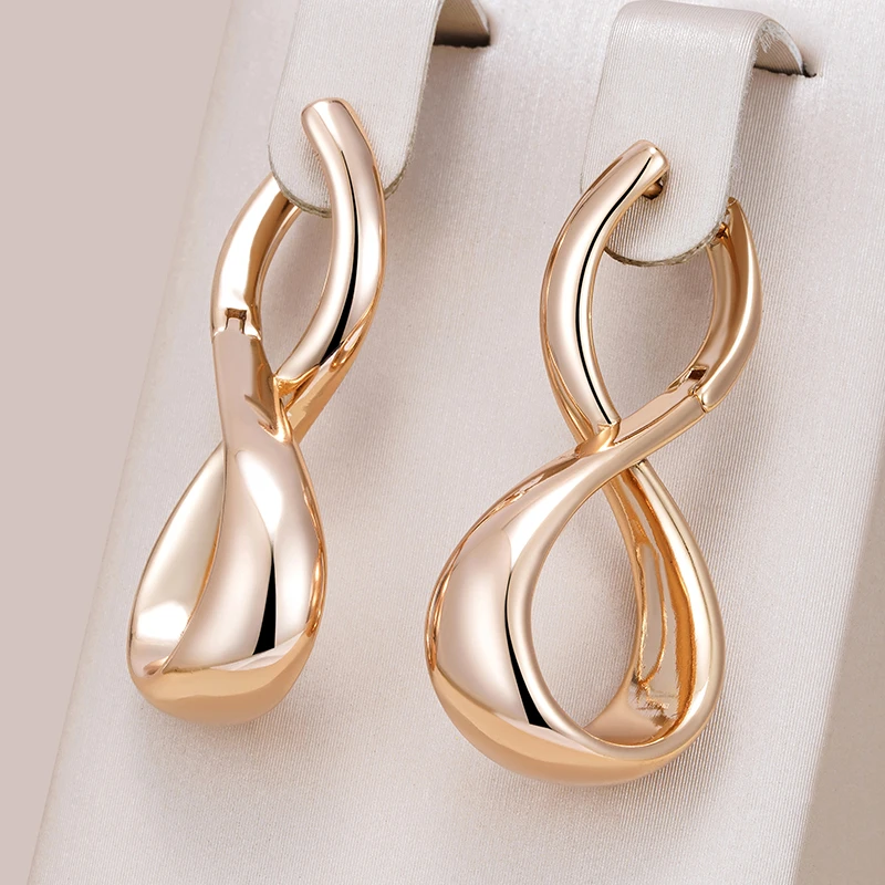 Leila | Elegant wavy gold earrings for a radiant look