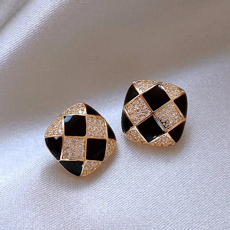 Penelope | Charming sparkling earrings with elegant black enamel
