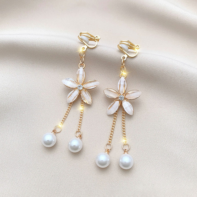 Yamila | Dazzling dangling earrings with sparkling daisies and precious pearls