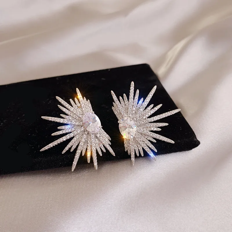 Oselin | Luxurious, sparkling earrings with a fluffy touch