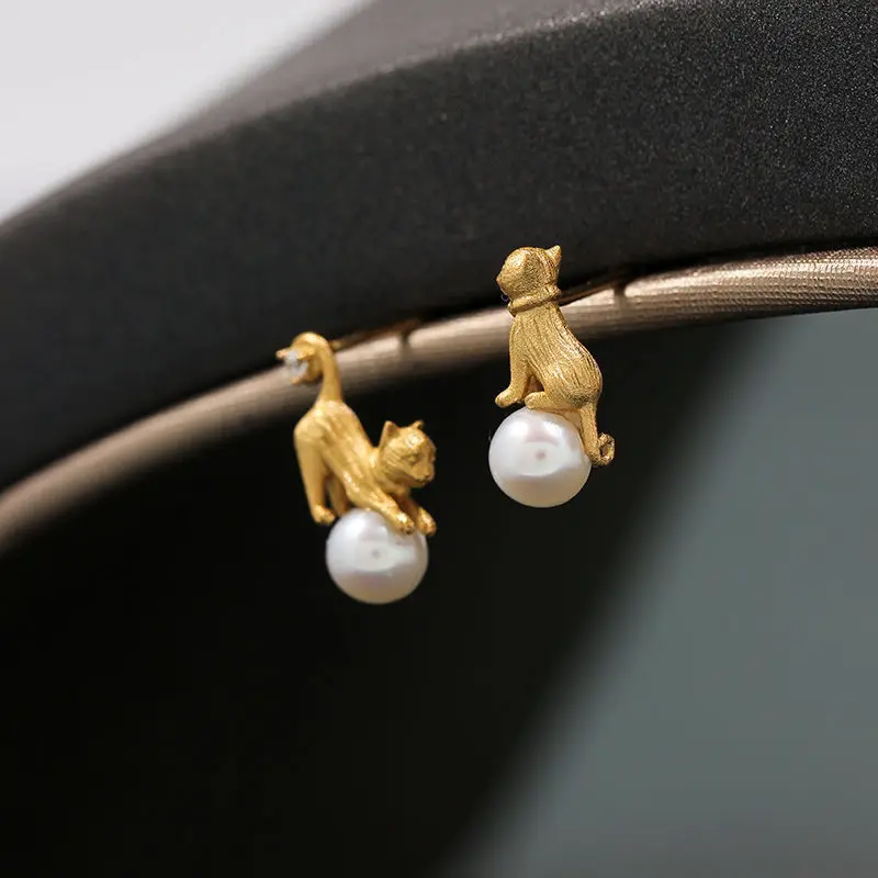 Celeste | Gold earrings with pearl and cat motif – Elinora