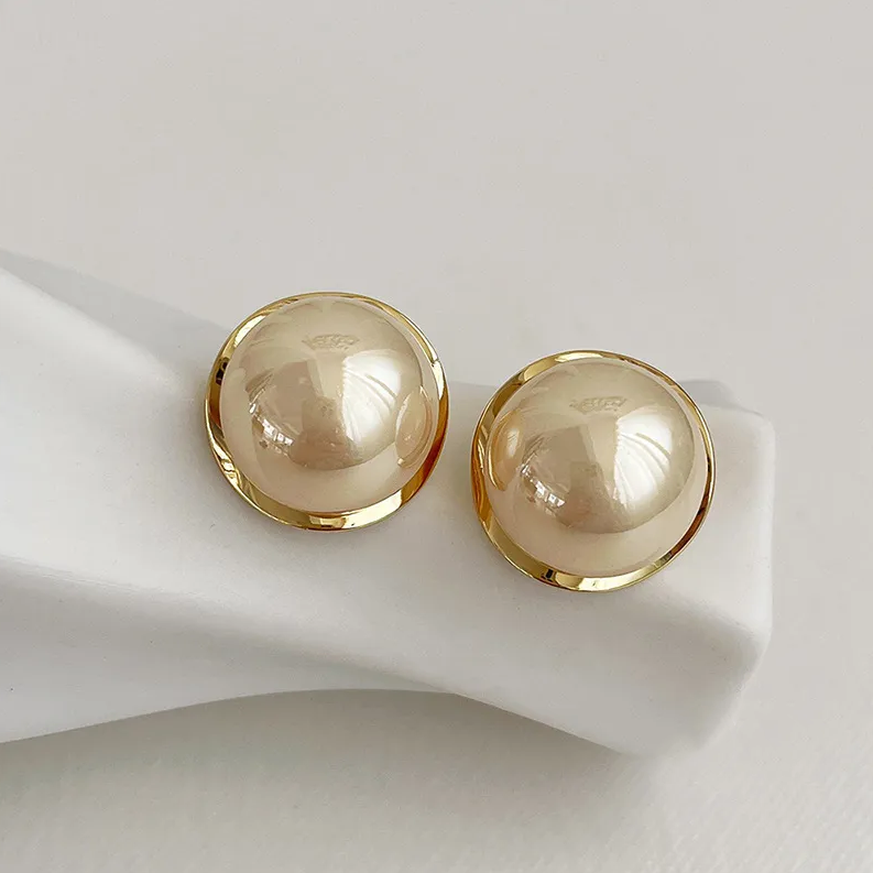 Wendy | Stylish earrings with a glamorous, thick pearl