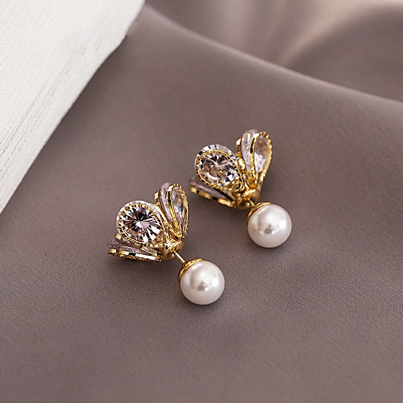 Hilda | Pearl earrings in a radiant design