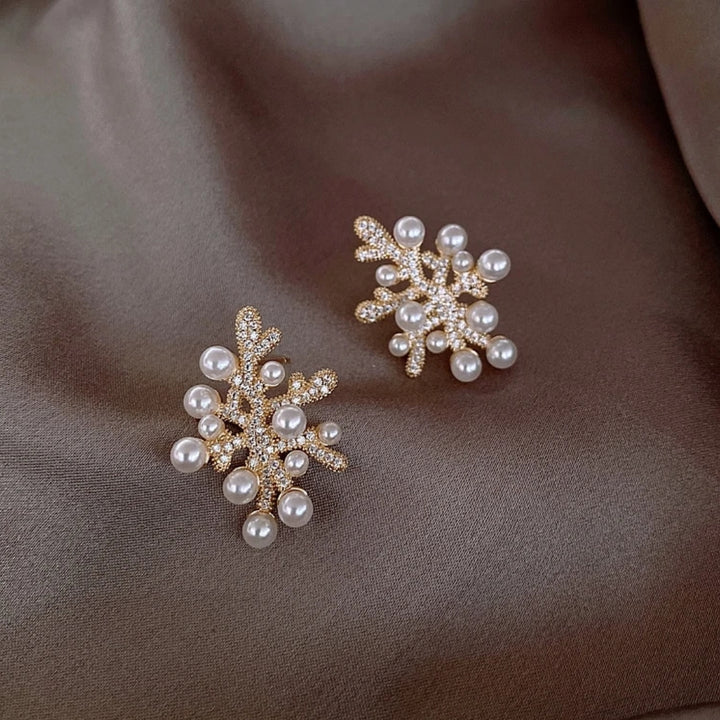 Ximena | Stylish earrings with elegant coral pearls