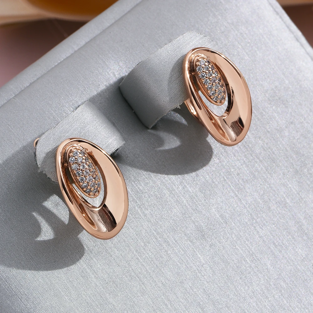 Pink | Elegant gold earrings with hollow design
