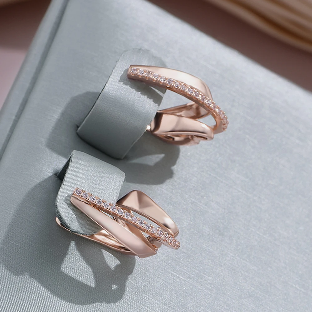 Erika | High-quality irregular earrings in elegant gold tone