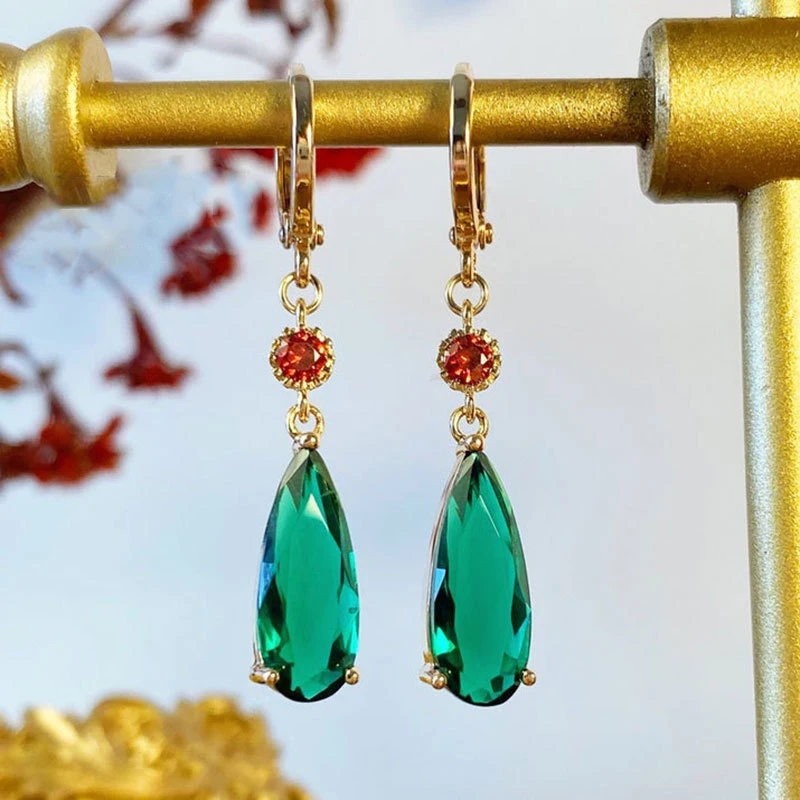 Cristina | Crystal earrings in vibrant green with shimmering pendant