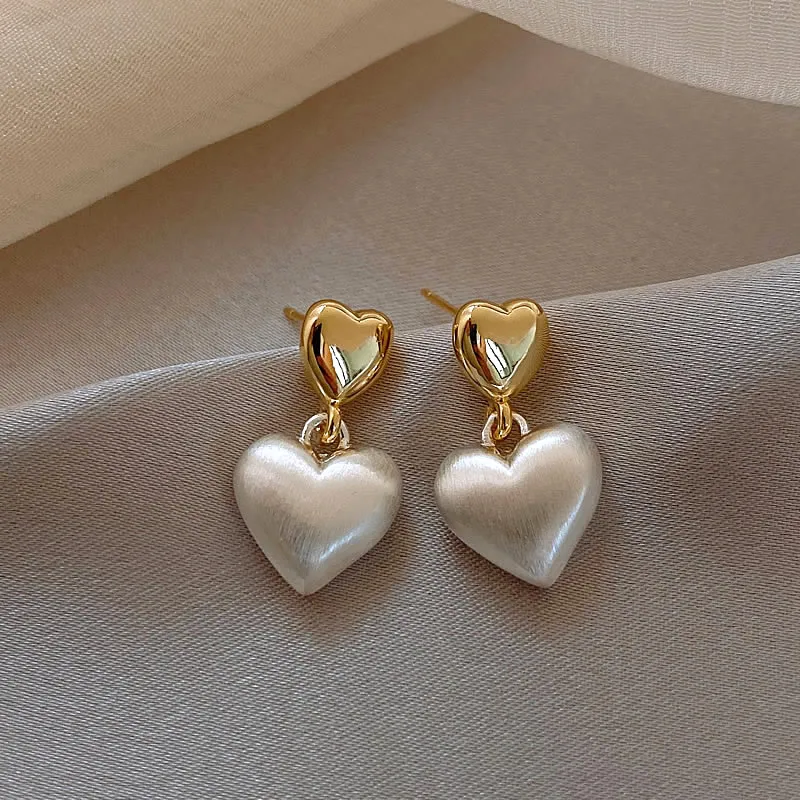 Rita | Chic golden heart earrings with elegant pearl accents