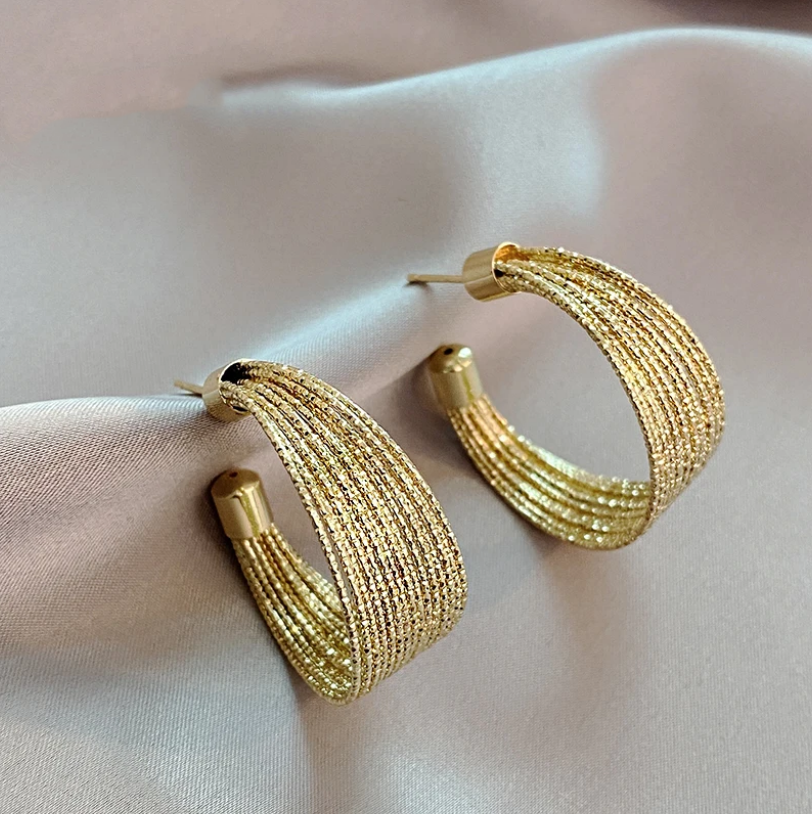 Úrsula | Stylish earrings in an elegant golden mesh design