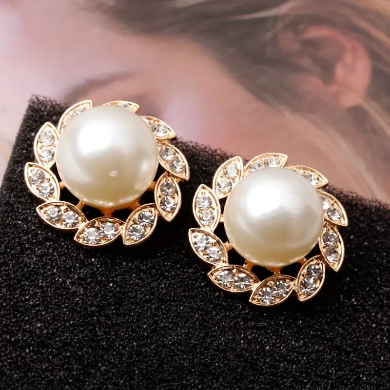 Zoe | Stylish pearl earrings with sparkling leaf motifs