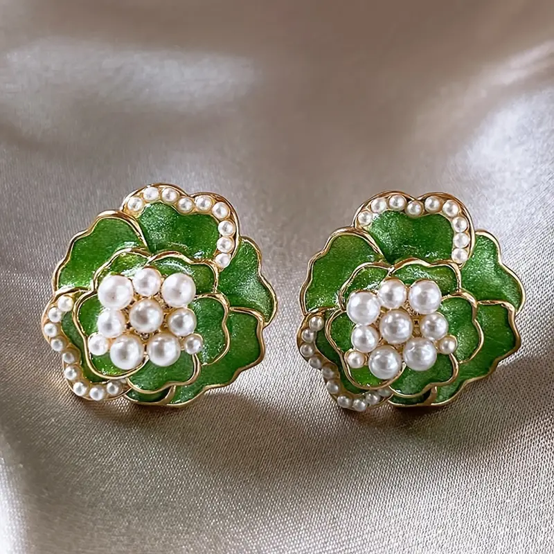 Flower | Earrings with elegant pearl details