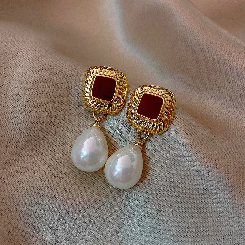 Rosalía | Chic gold earrings with red accents and sparkling pearls