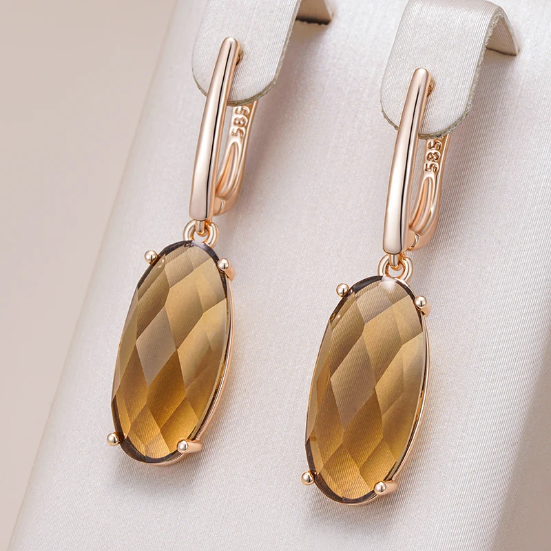 Vanessa | Elegant earrings with a beautiful oval crystal in a warm brown color.