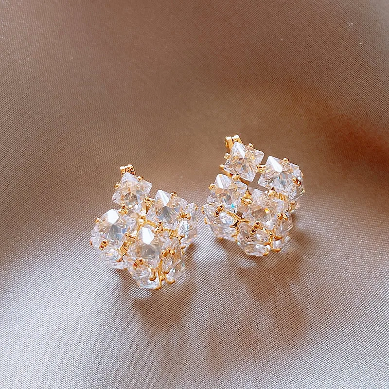Vera | Elegant crystal earrings for a radiant look.