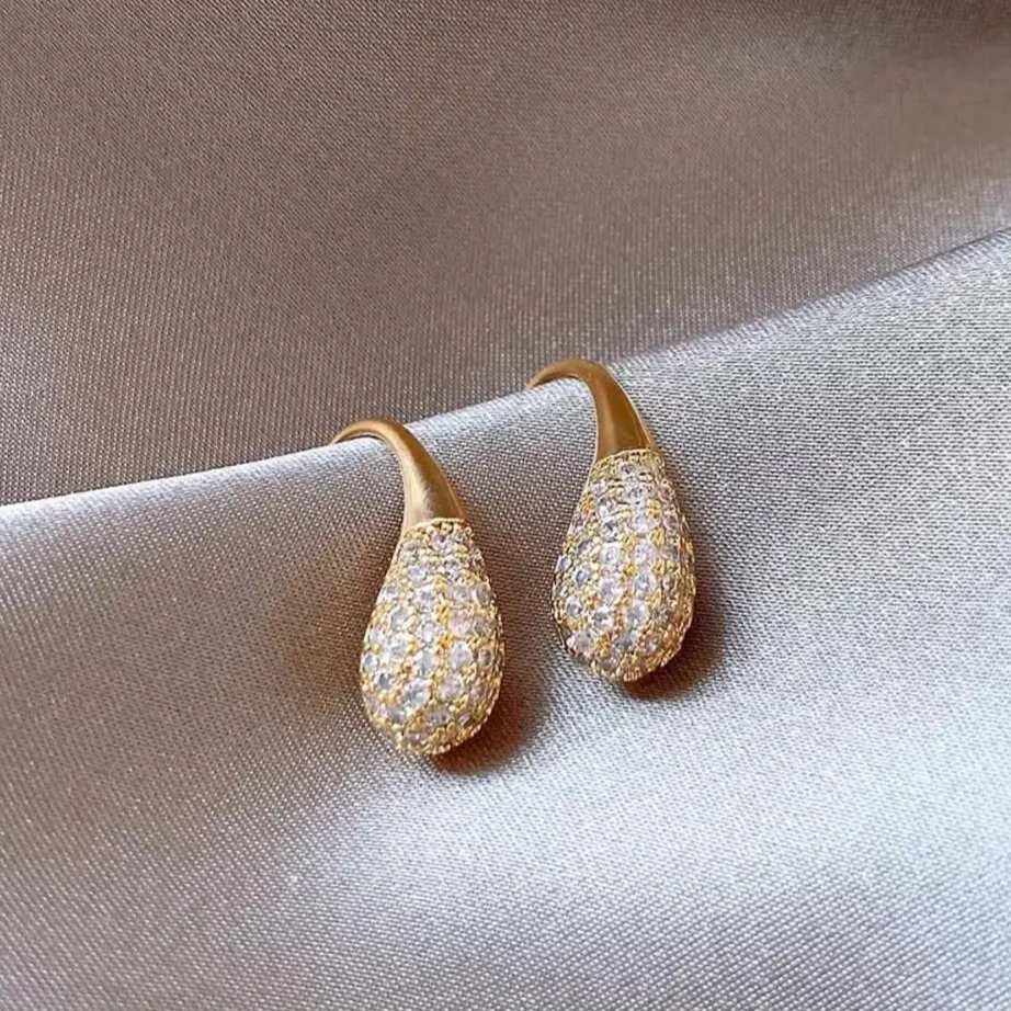 Leonor | Fascinating sparkling teardrop earrings.