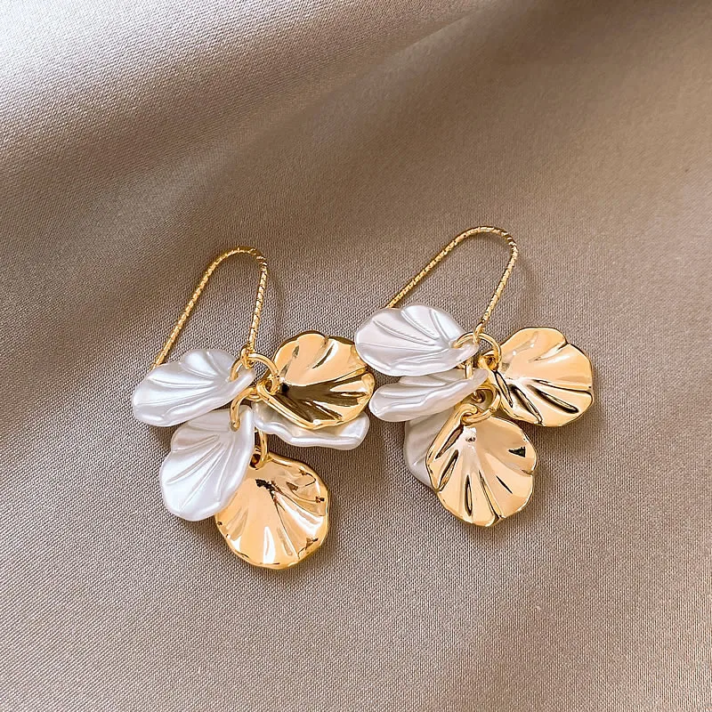 Xara | Stylish earrings with delicate white and gold petals