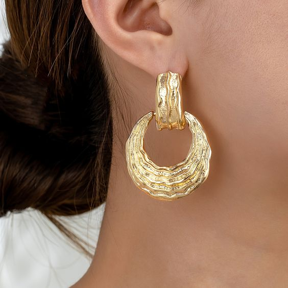 Carolina | Gold earrings with a hollow design
