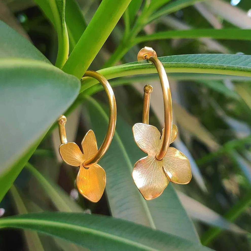 Emilia | Earrings with golden flower – A touch of elegance