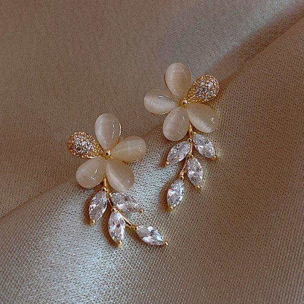 Adira | Chic flower design: Elegant dangling earrings
